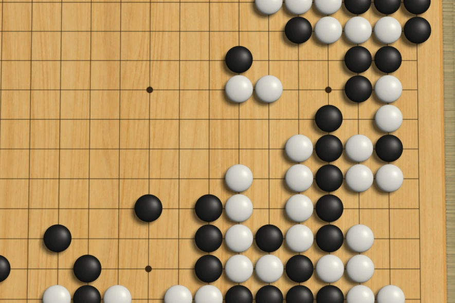 应用内对弈局面，黑白棋子在榧木棋盘上交错
